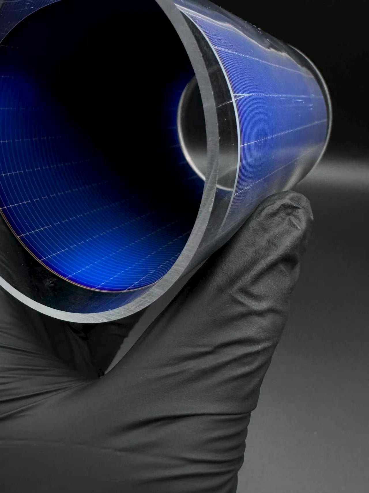 HJT flexible solar cell module under gloved handling